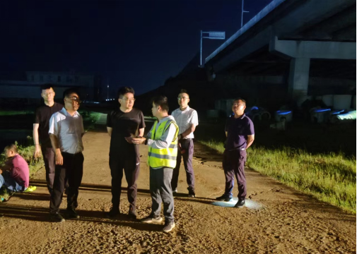 抗洪搶險(xiǎn)報(bào)導(dǎo)-迎“汛”而上，奔赴前線 -320.png